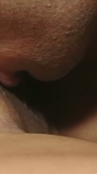 Une MILF mature aux cheveux bouclés chevauche une grosse bite sur un comptoir
