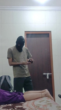 Didi byla odvezena do hotelu, kde jí byla poskytnuta masáž, pak se podívala na horké tělo.
