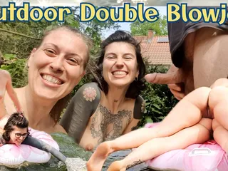 Blowjob berganda di luar selepas berseronok di kolam kami