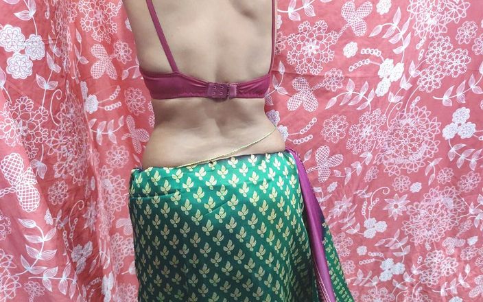Suryasushma: 하인의 섹시한 주부 Saree 입고 누르기