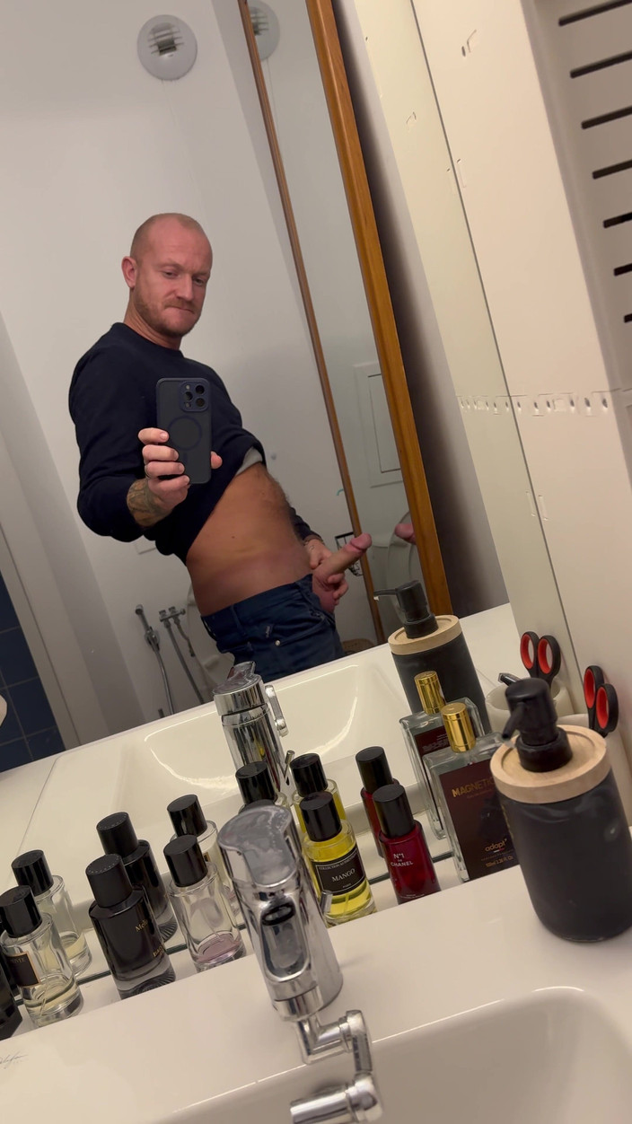 mekcho92000: Piscio e massaggio il mio cazzo