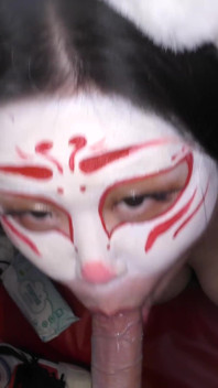 Due ragazze asiatiche grasse con maschera succhiare tutti i
