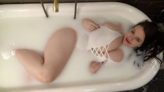 Lovely Lilith: Krásná Lilith bbw mléčná koupel škádlí 4K