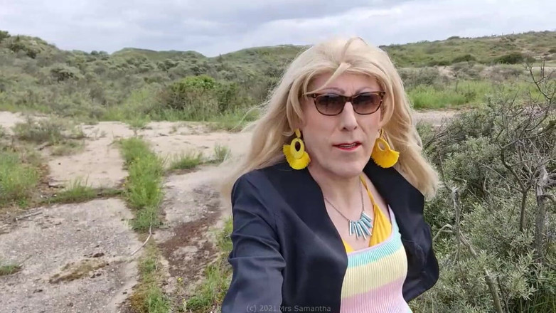 Mrs Samantha: La signora Samantha lavora le sue abbronzature in bikini giallo...