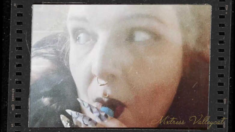 Mxtress Valleycat: Gothic vape overheersing