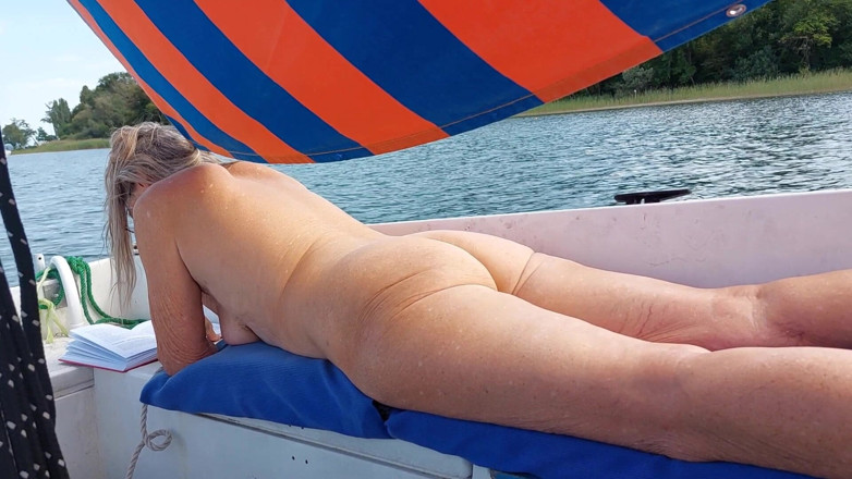 martinawest: Moget kvinna helt naken på ett segelfartyg!