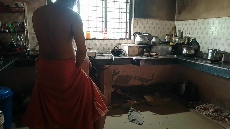 LEGSCOUPLE12: Bà nội trợ Malayali Ấn Độ bị chồng đụ kiểu chó tại nhà...