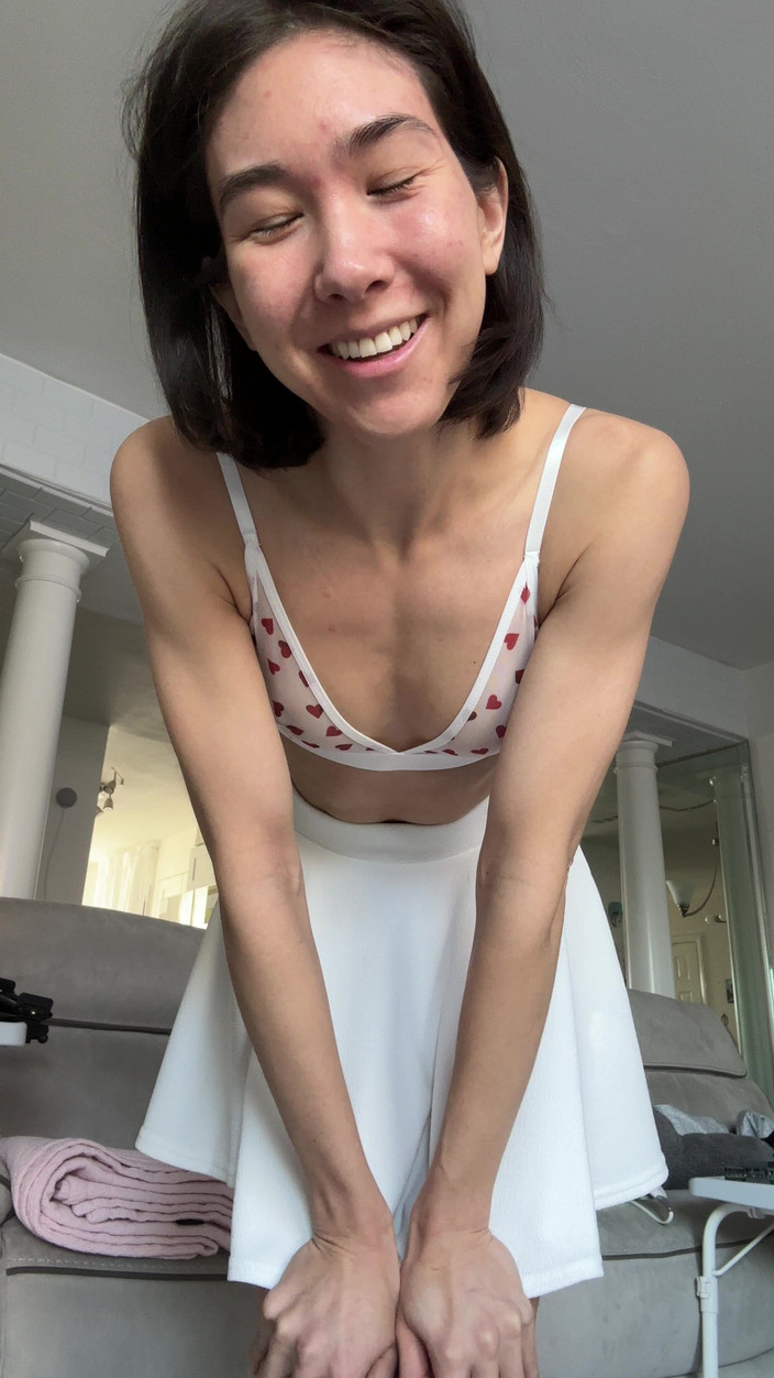 Ms_Emmy_Lynn: 白胸罩迷你裙红色内裤慢动作挑逗