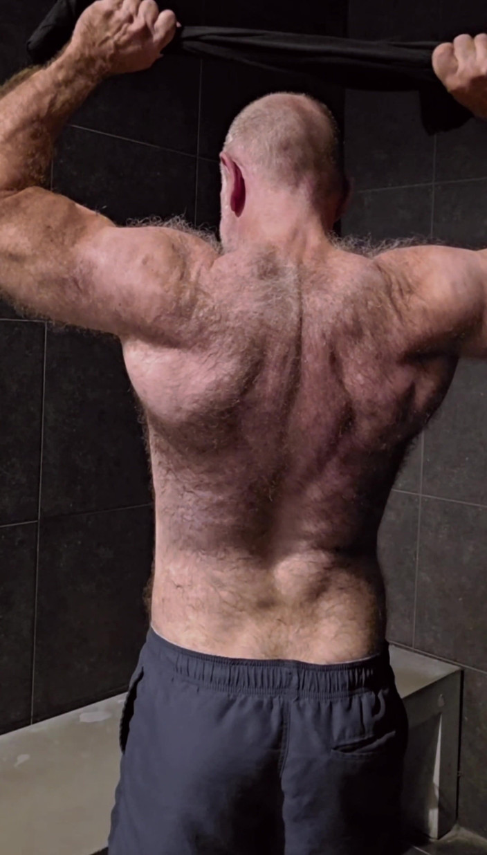 JackvanDean: Flexionar el oso muscular peludo
