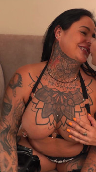 İnşaatçı 2 ateşli orta yaşlı seksi kadınla eğleniyor