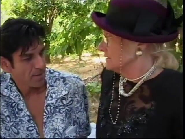 Meet my Pussy: La abuela loca follada por la espalda al aire libre
