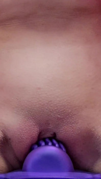 सुंदर सुंदर सुनहरे बालों वाली MILF(चोदने लायक मम्मी) अपनी साइबियन सेक्स मशीन के साथ सवारी कर रही है - कई चरमसुख