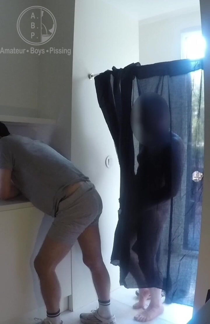 AmateurBoysPissing: 2 amatör oğlan mutfakta dalga geçiyor ve birbirlerinin üstüne işiyor