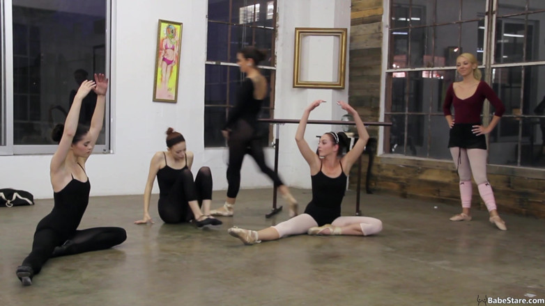 Lesbian Babe Stare: Tiga lesbian ballerinas memuaskan fetish mereka dengan keseronokan perhambaan