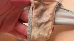 这些内裤充满了阴户奶油！观看她的阴户是多么多汁和美味！