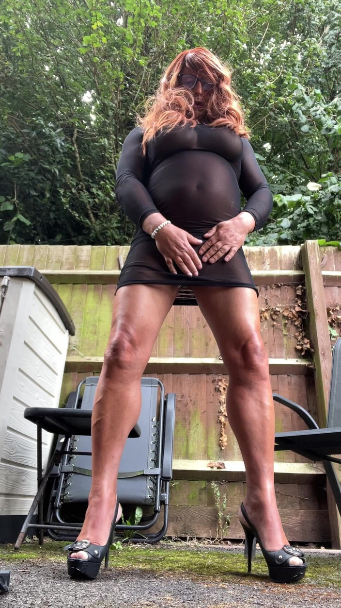 Kellycd2022: Si seksi crossdresser kellycd2022 dengan gaun tembus pejuh hitam dan...
