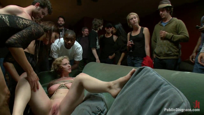 Public Disgrace by Kink: Une membre honteuse sexy fait l’expérience du sexe et du...