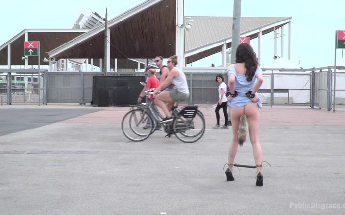 Public Disgrace by Kink: युवा वेश्या Francesca dicaprio को शर्मिंदा किया गया, बांधा गया, और सार्वजनिक रूप से चुदाई की गई!