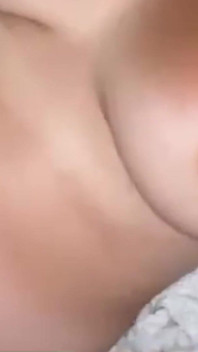 Starý přítel mého táty mě prstil v posteli a ve sprše a já jsem to milovala!