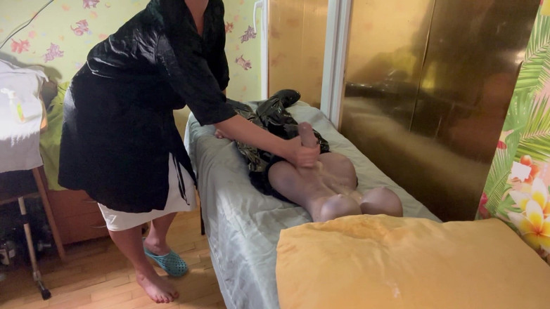 Putarankahotmilf: Le masseur fait une branlette à la patiente trans en érection et...