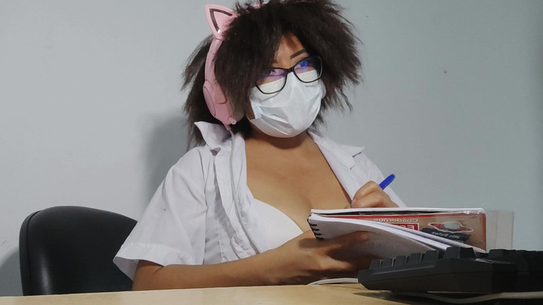 NEGRITA SEXY: Une belle étudiante mature exhibe son nombril et sa jupe courte