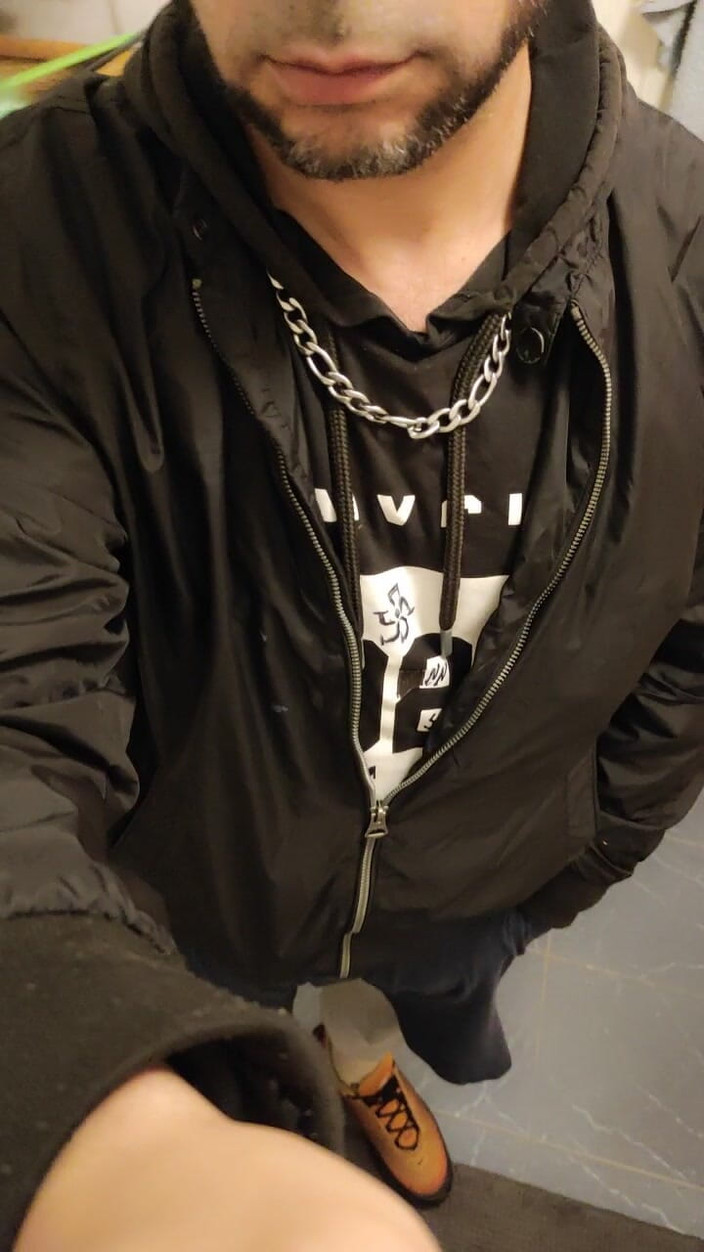 SmokedAlloy2: Dirtyjunkbro在厕所里撒尿，臭袜子和湿润的运动鞋