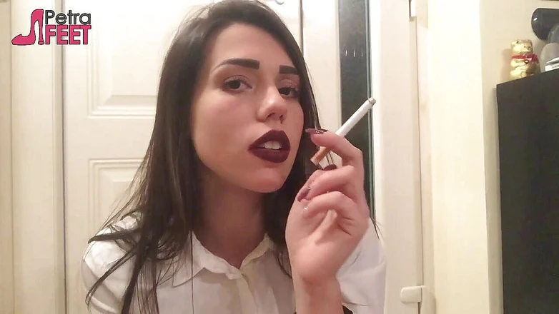 Smokin Fetish: Ragazza italiana super sexy che stuzzica tutti con il suo...