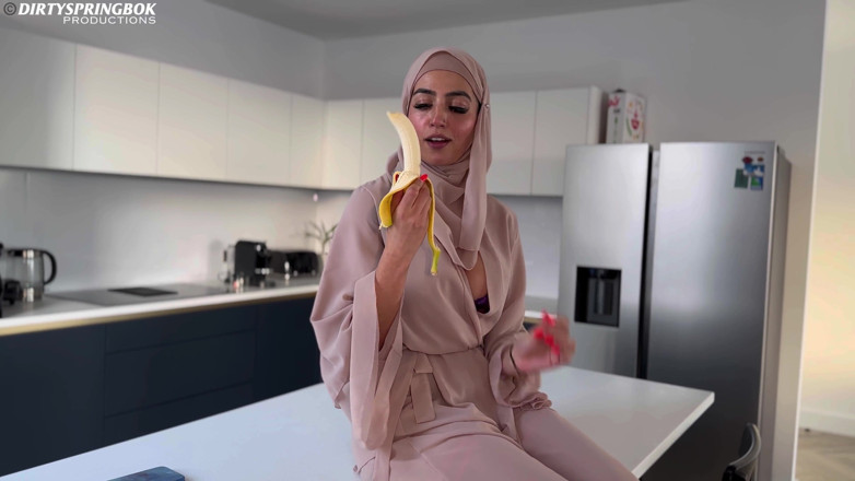 Aaliyah Yasin: Una ragazza musulmana affamata rompe il suo digiuno con un...