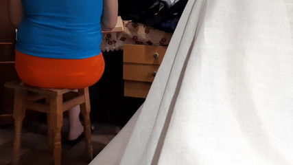 Lesbian-candys: Поки моя сусідка пише свою папір для термінів, її дівчина спокушає мене, і ми кінчаємо одночасно