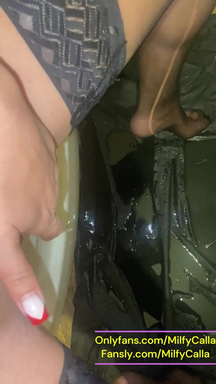 MilfyCalla: Čůrání v koupelně fetiš mokré kundičky a intenzivní orgasmus