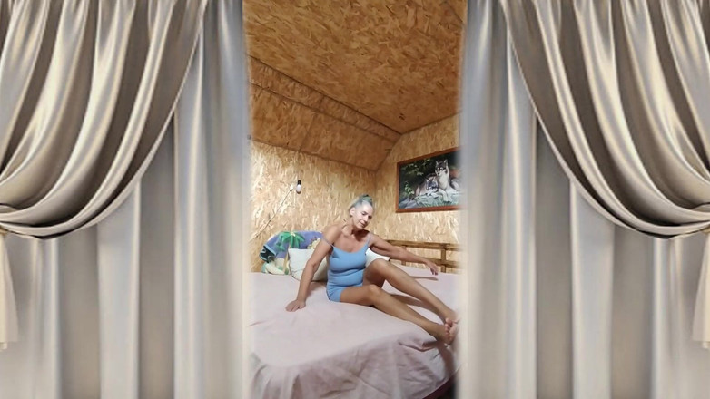 Lukerya: 热辣的家庭主妇lukerya迎接新的一天