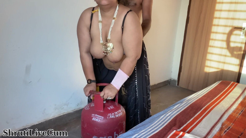 ShrutiLiveCum: El repartidor de gas suave del Pueblo entregó la además...