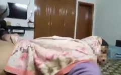 Mucama de tienda india engañando en perrito anal con propietario en su habitación