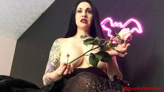 Geeky Femdom: Morticia Addams小鸡巴被羞辱