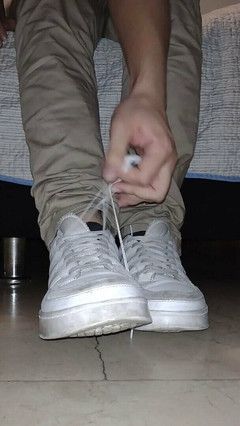 Tomas Styl: Prodavač ukazuje nohy po dlouhém dni práce