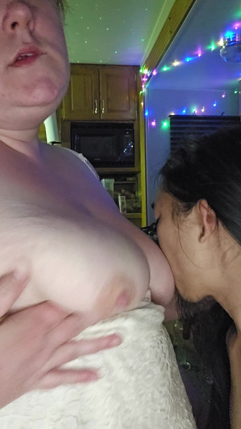 BettyBoomm: Penyusuan dewasa dan menjolok