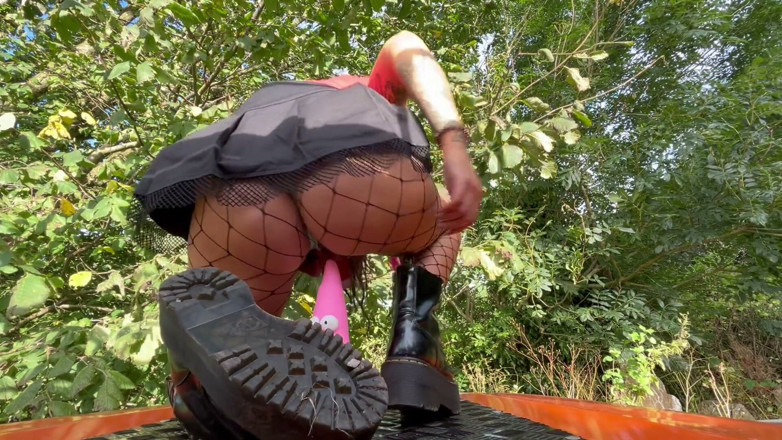 Hayley Quinn: PAWG Slut Rides Patrick Star Dildo on Landrover Defender Bonnet