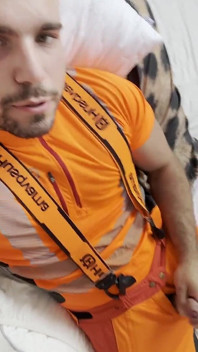 Dřevorubec V Hivis Vyhoní Jeho Obrovského Ptáka a Uctívání Svalů