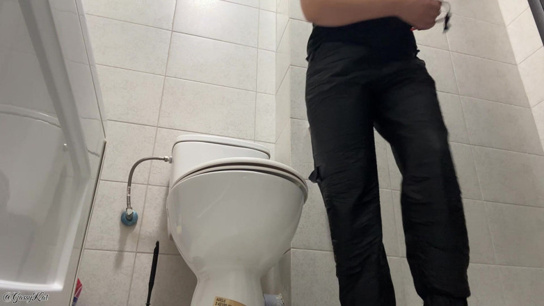 GassyKat: Scoregge pazze in bagno nero! Capezzoli scoppi