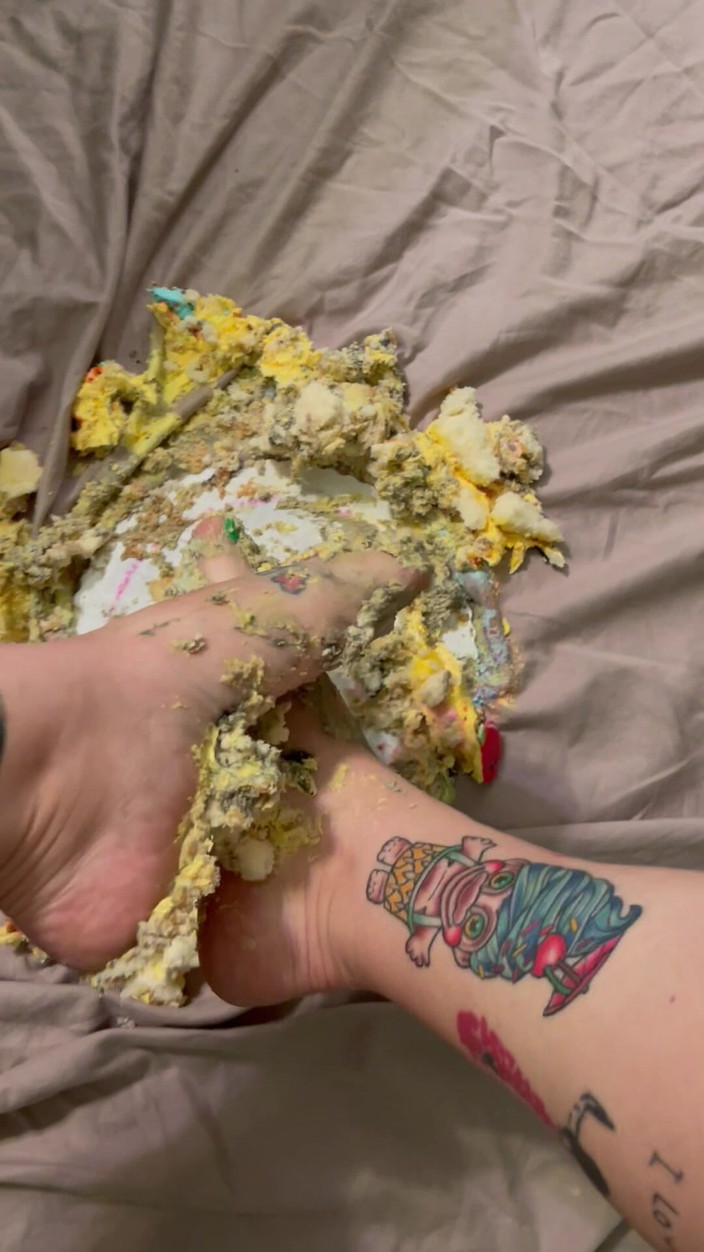 CherryBombBomb: Đập bánh với đôi chân dễ thương của tôi