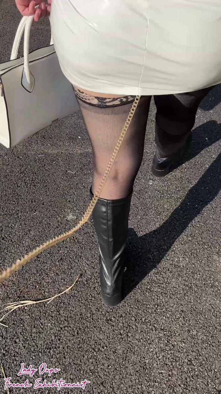 Lady Oups: Buitenwandeling Een latex minijurk met een riem in de nek