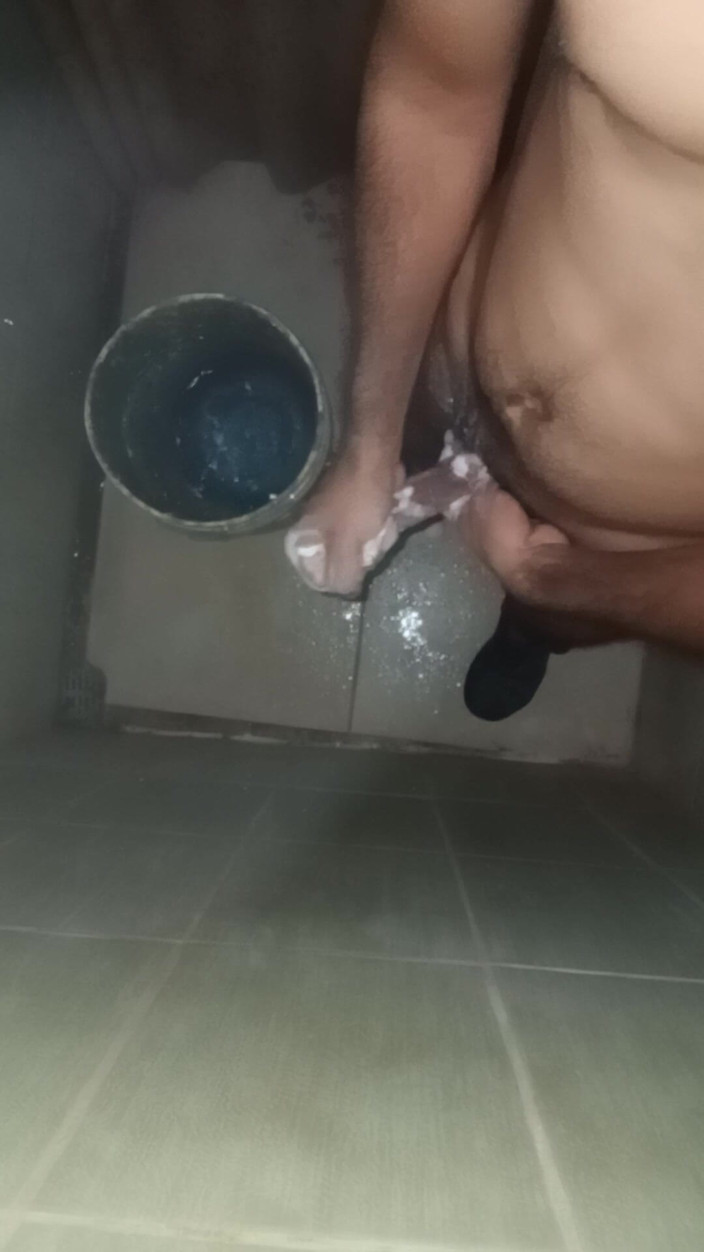 Cute boy jerks off: Lelaki pancut mani membawanya mandi untuk melancap