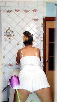 Gorąca dojrzała Lukerya Twerks Jej tyłek w białych szortach w kuchni, pieska i dokuczanie flirt