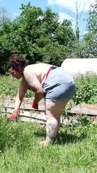 Bbw femme mariée, jardin aux pieds nus - pieds boudés, lift && carry, footjob