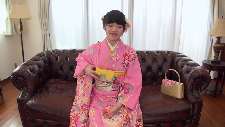 JapaneseAmateur: Ragazza giapponese si fa riempire la sua stretta figa pelosa...