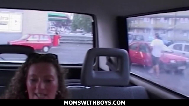 Moms With Boys: Autostoppista maturo biondo si fa scopare un autostoppista biondo maturo