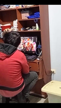 Il tecnico ha riparato il mio laptop e quando ha scoperto i video che avevo, si è così eccitato