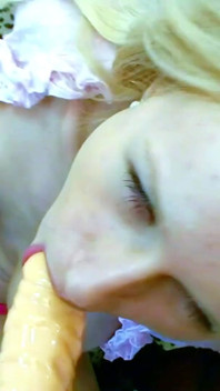 Pov la lesbica scopa le ragazze magro Welli e Daria con strapon fino all'orgasmo