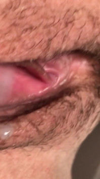 Manželka mě nechala podívat se na její chcaní zející kundičku, pro kterou dostane obrovskou nálož spermatu dovnitř. Close-up