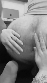 Pornellia tvrdě saje s jazykem krásný zadek